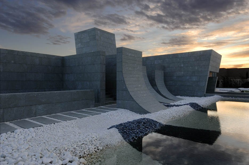 Illustration for article titled Otherworldly Spanish House is Half Skatepark, Half Moonbase